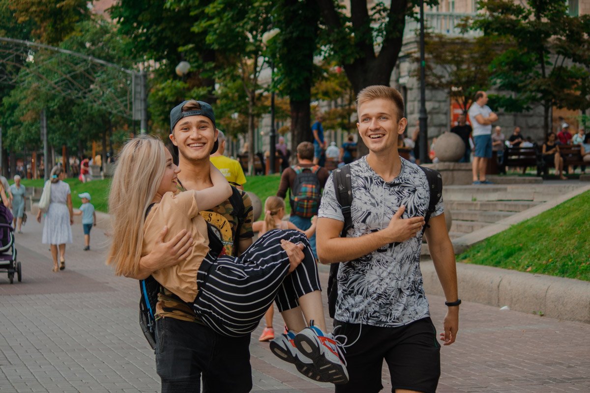 Готов носить тебя всю жизнь на руках... А если станет неудобно - друг всегда придет на помощь! Готов носить тебя всю жизнь на руках... А если станет неудобно - друг всегда придет на помощь!