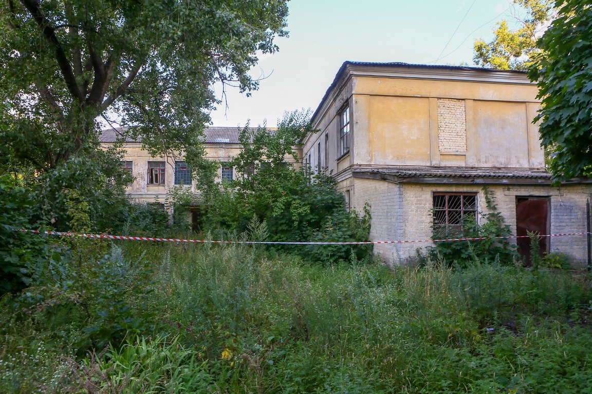 Сообщение про выброшенного человека из окна второго этажа поступило около 18:15