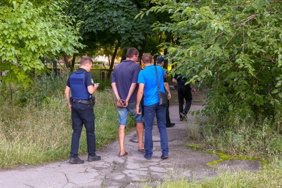 Как удалось выяснить, два мужчины и женщина выписали в заброшке, и в результате конфликта один выпал в окно