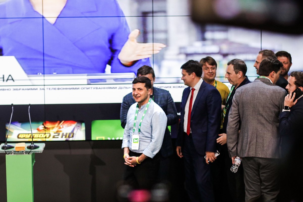 Президент приехал в штаб своей партии перед объявлением результатов