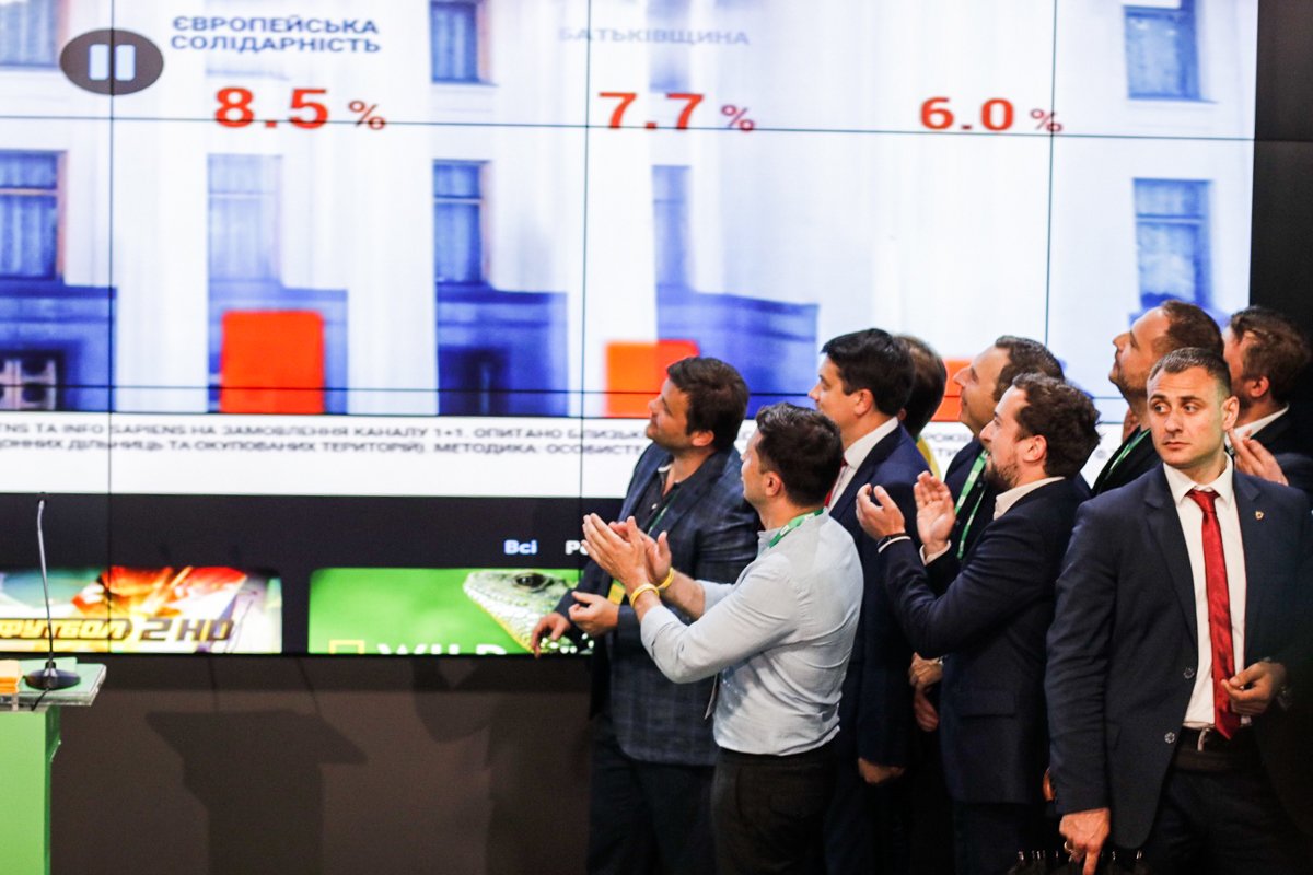 В штабе транслируют экзит-пол от телеканала ТСН