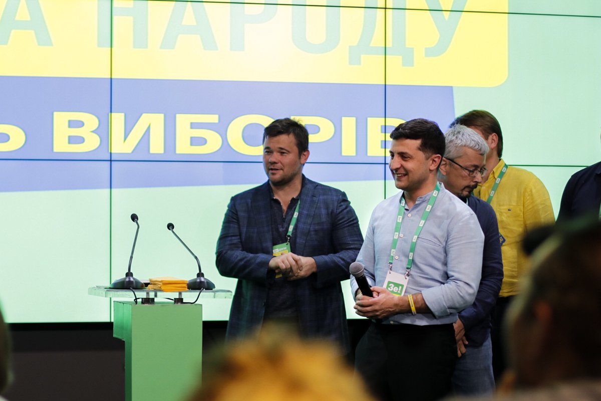 А в целом атмосфера радостная, и не удивительно