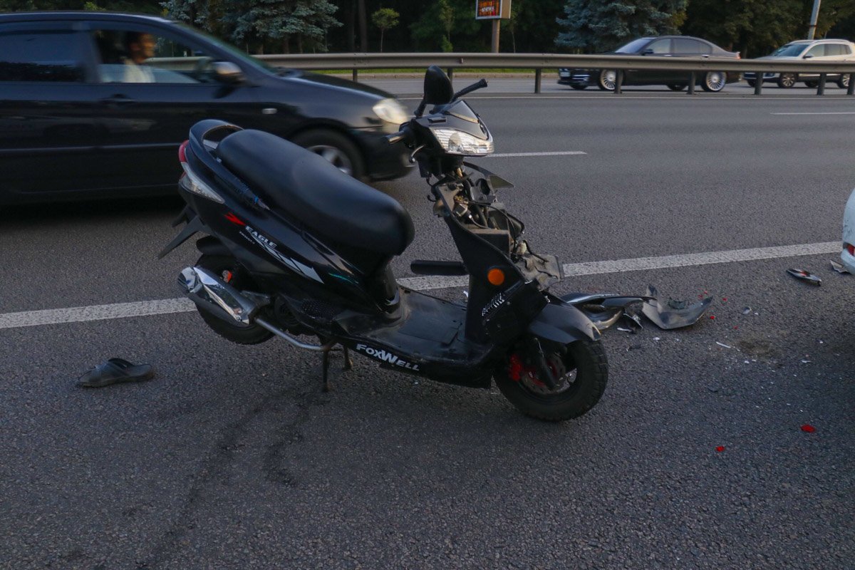 В Киеве возле центрального входа в городской зоопарк произошло ДТП с участием такси Uklon и скутером
