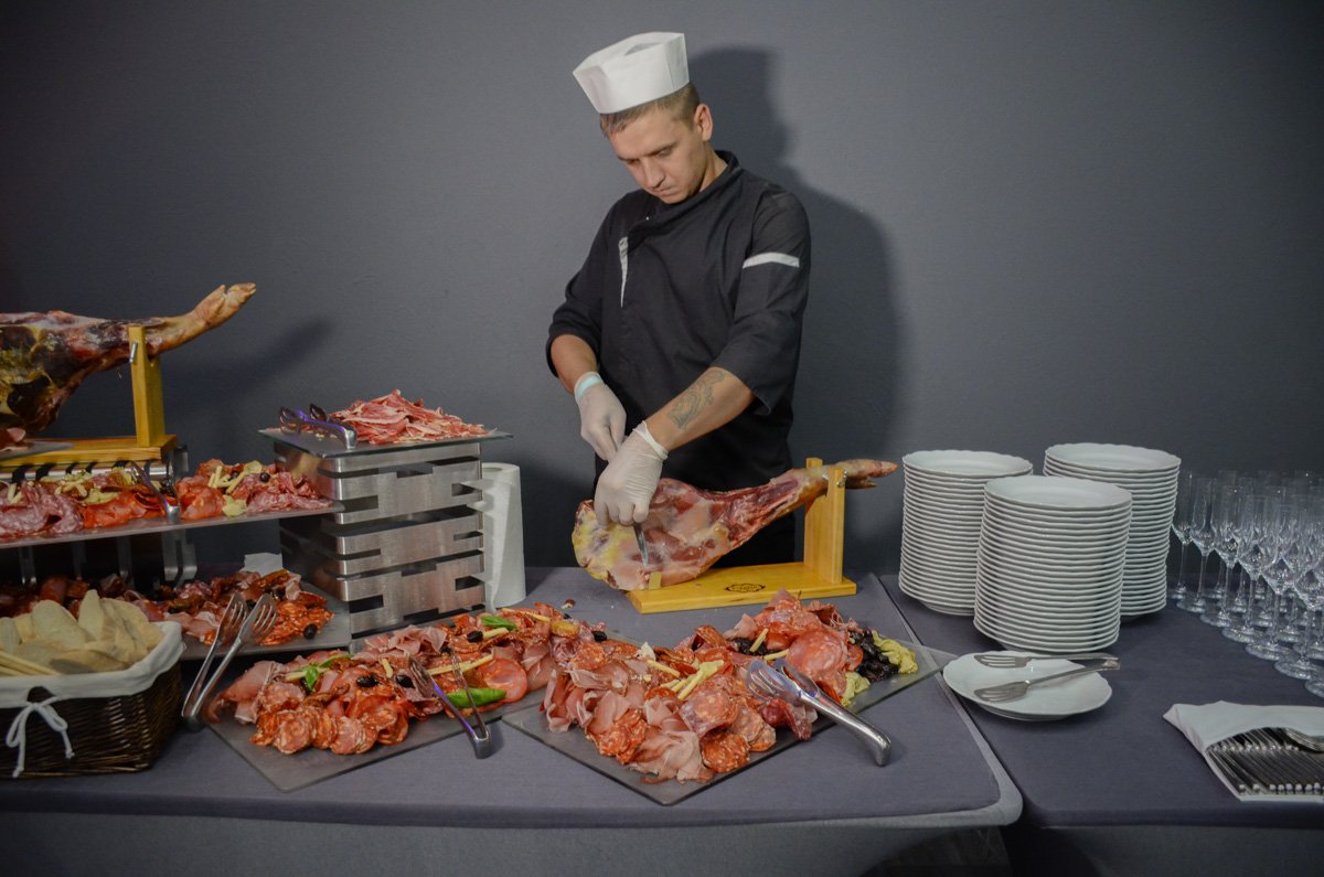 В одном из помещений для участников штаба и журналистов устроили очень богатый фуршет