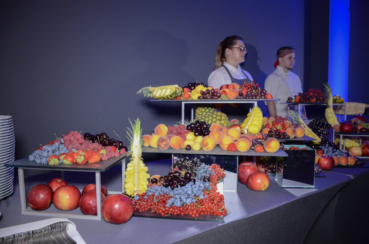 Более того, Вакарчук пришел в штаб, практически не замеченный поглощенными едой журналистами