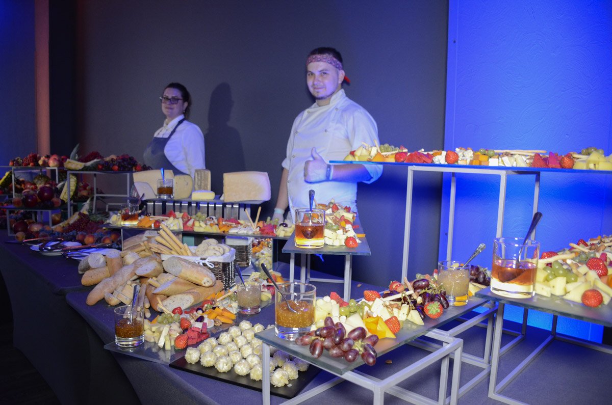 Столы ломились от самой разной снеди