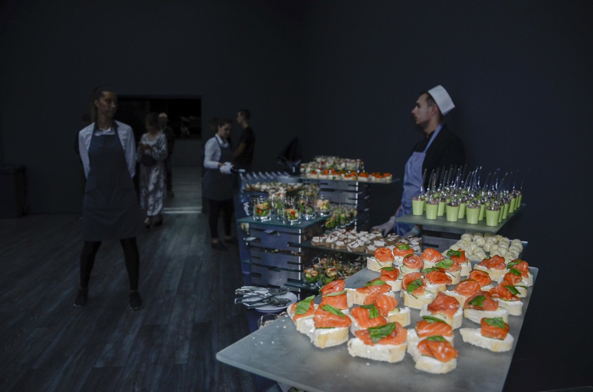 У журналистов и гостей штаба разбегались глаза от количества мясной продукции: здесь предлагали свиной хамон, колбасные изделия и морепродукты