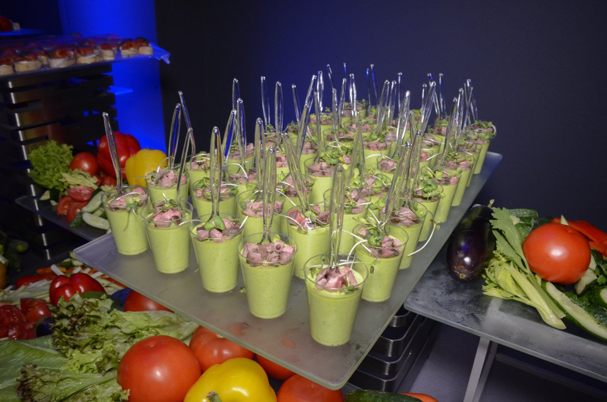 Для тех, кто ведет здоровый образ жизни, был широкий выбор фруктов и овощей