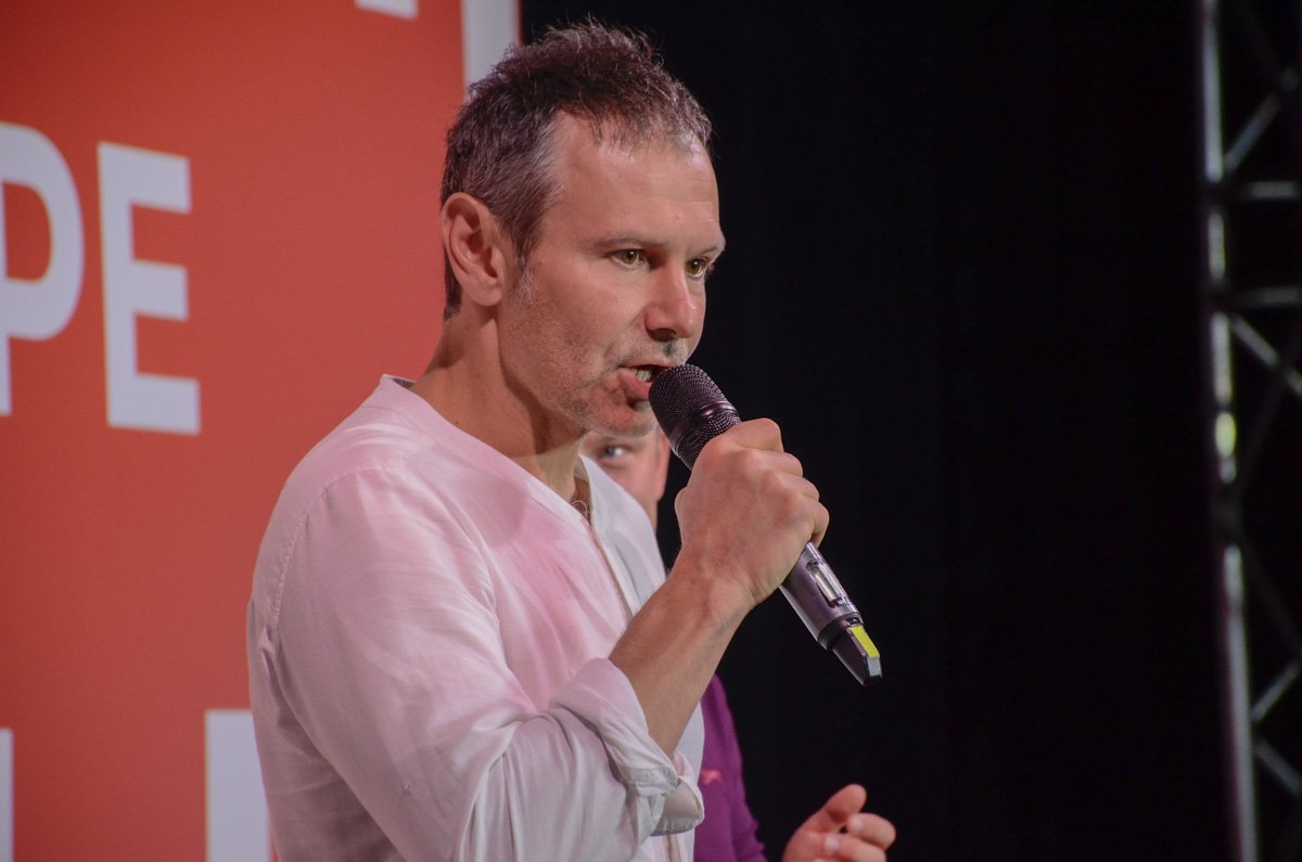 В 20:00 лидер "Голоса" уже появился на сцене