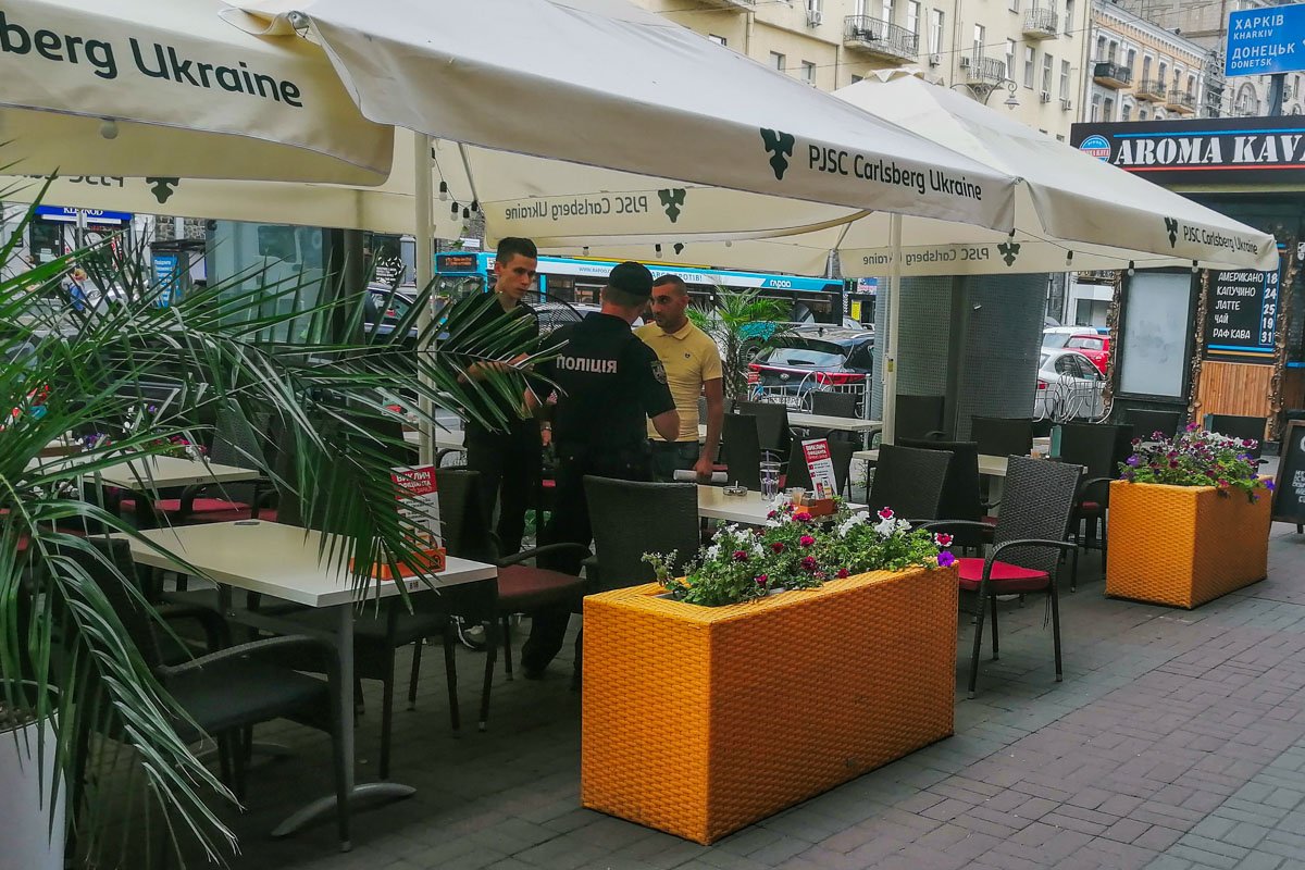 На летней площадке ресторана Mister Cat произошла драка между двумя посетителями заведения и сотрудником Mister Cat На летней площадке ресторана Mister Cat произошла драка между двумя посетителями заведения и сотрудником Mister Cat