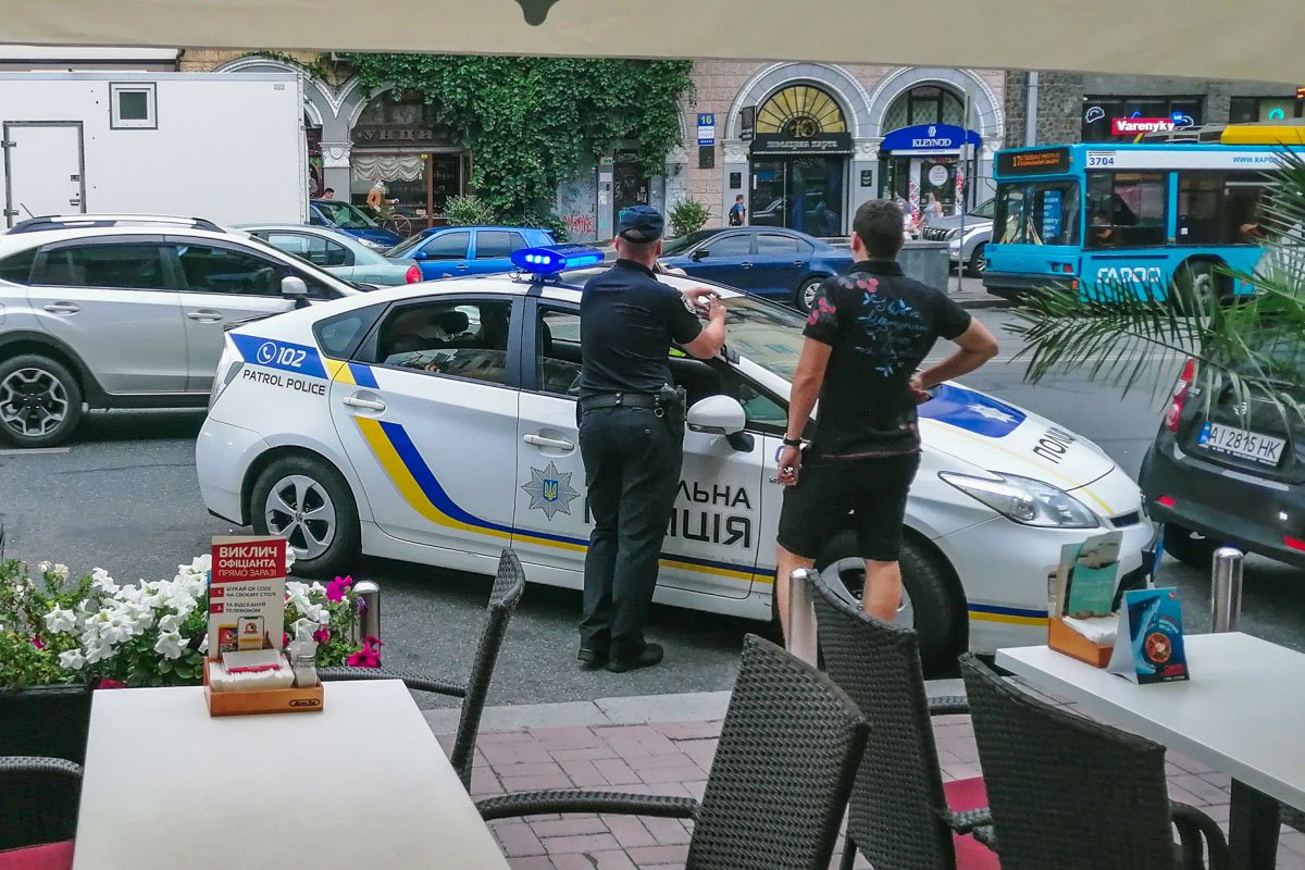 Иностранцы кавказской внешности, напали на пожилого мужчину, который проходил мимо Иностранцы кавказской внешности, напали на пожилого мужчину, который проходил мимо