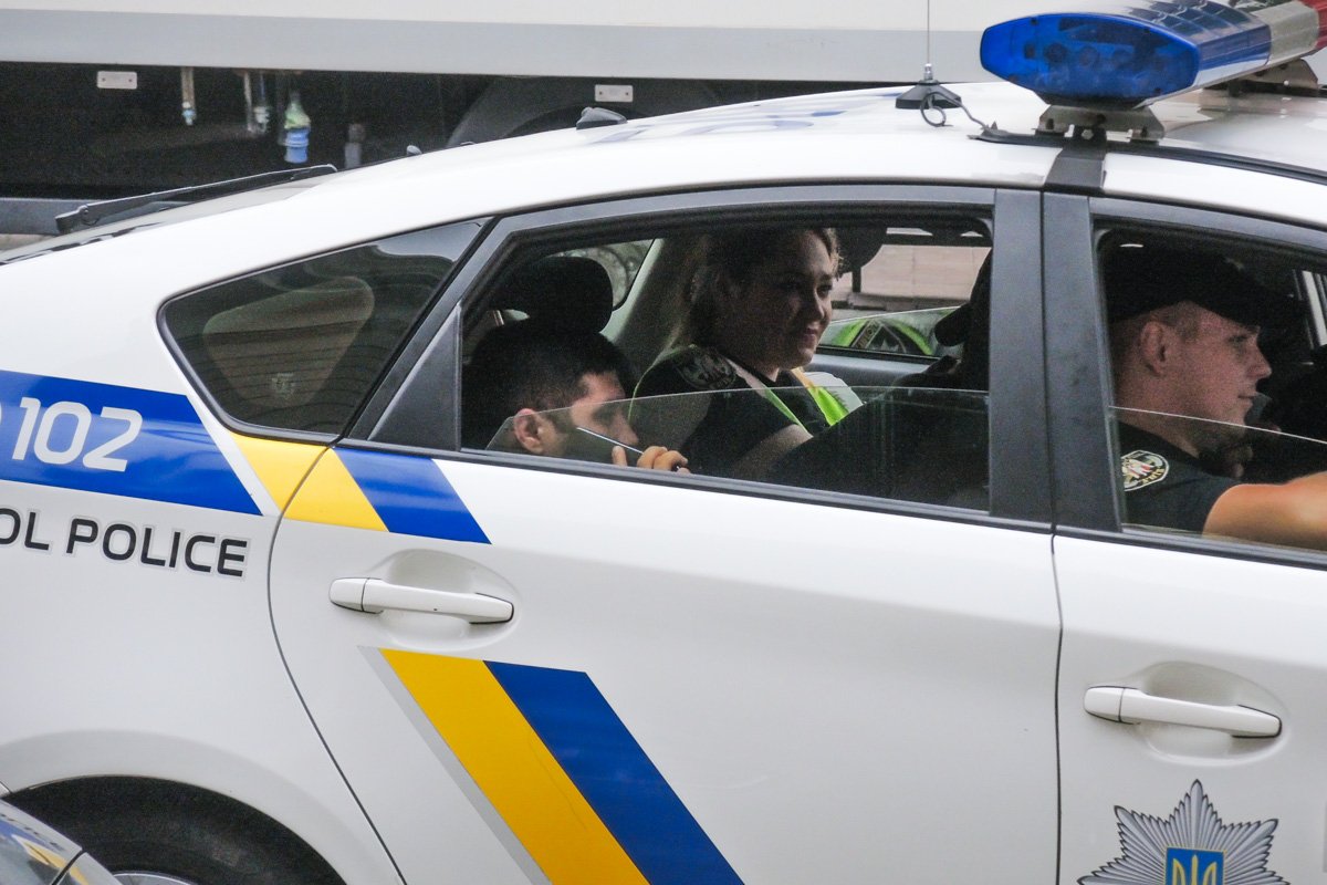 К счастью, нападавших удалось задержать и доставить в управление полиции К счастью, нападавших удалось задержать и доставить в управление полиции