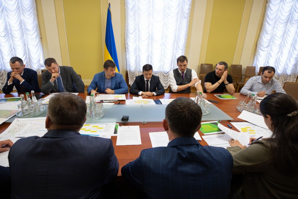 Зеленский собрал экспертов в строительстве дорог