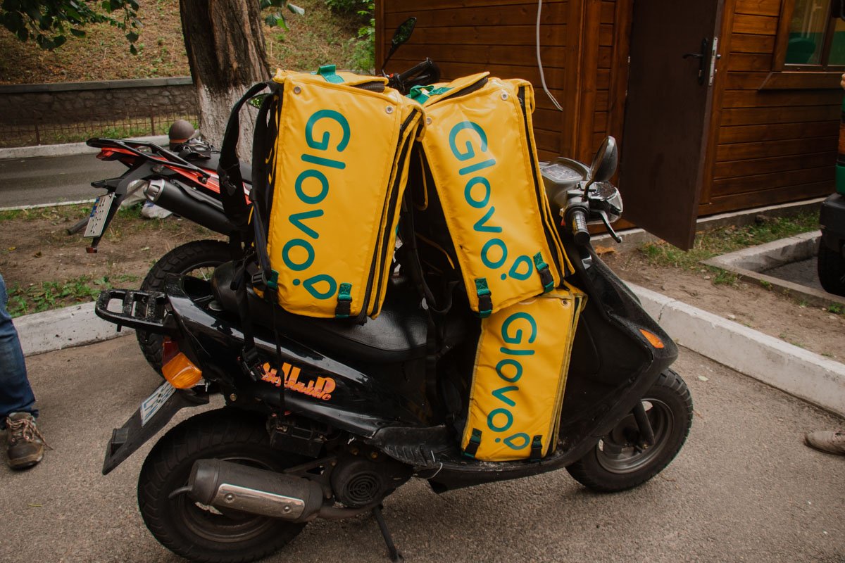 В Киеве под офисом компании Glovo митинговали курьеры
