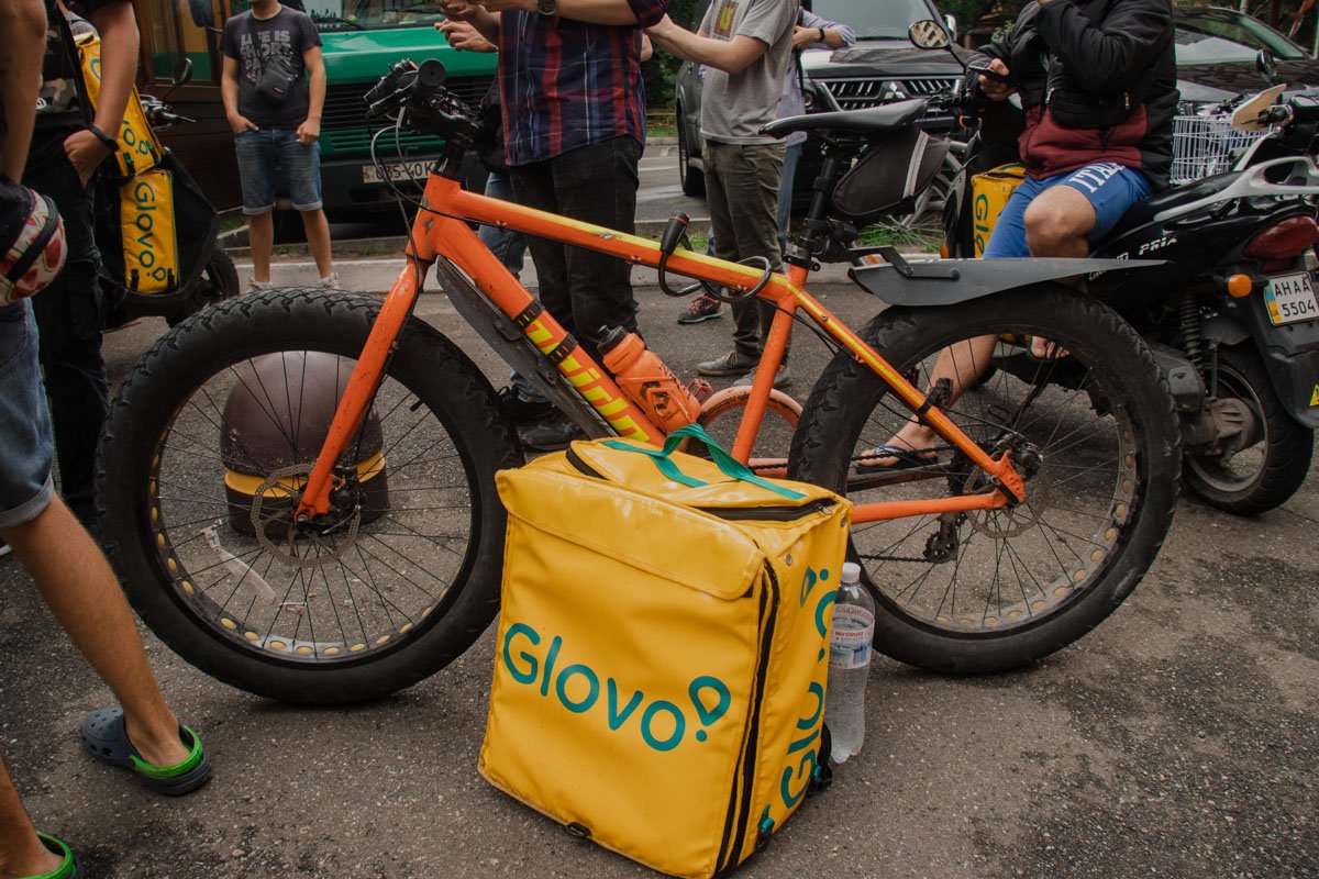 Митингующие требовали улучшить условия труда в Glovo и отказаться от новой системы начисления зарплат