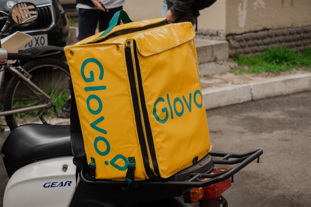 К офису Glovo доставщики на велосипедах и мотоциклах начали съезжаться к 12:00