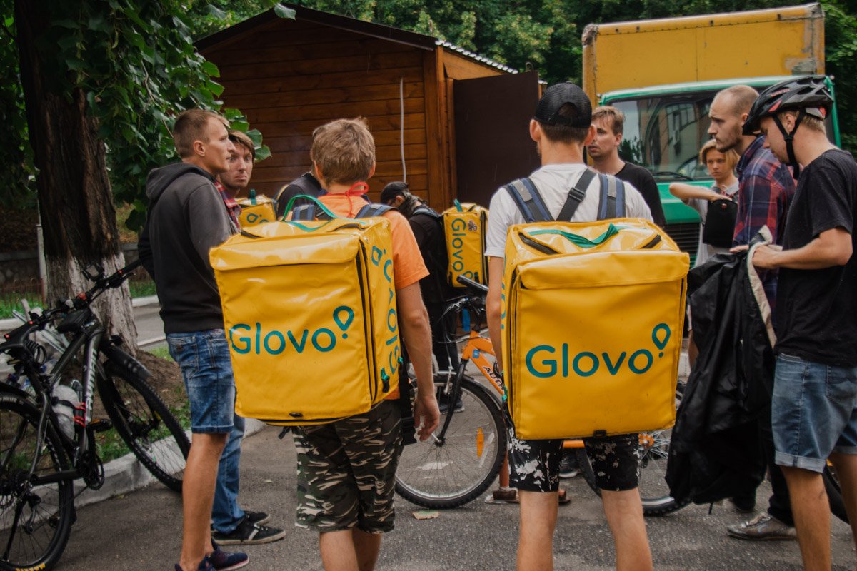 В компании подняли зарплаты курьерам, но вместе с этим - повысили число доставок для получения бонуса