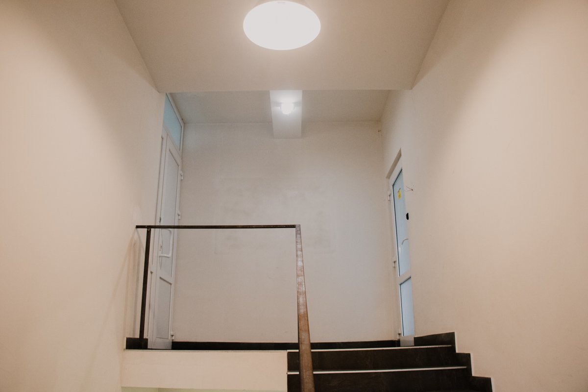 Закрытые двери офиса Glovo