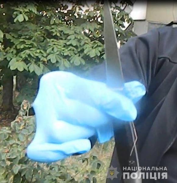 В Киеве мужчина вместе с девушкой избил знакомого и пырнул его ножом 