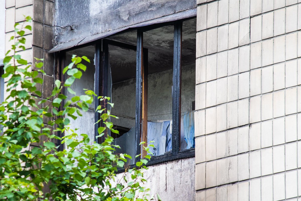 На втором этаже жилого 13-этажного дома произошло возгорание