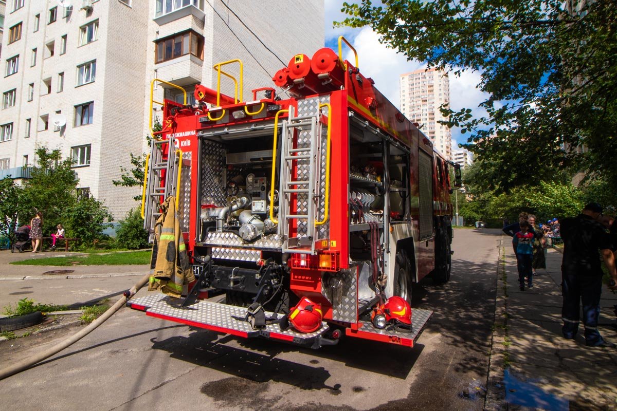Одной из причин пожара, по мнению спасателей ГСЧС, мог стать залетевший на балкон окурок