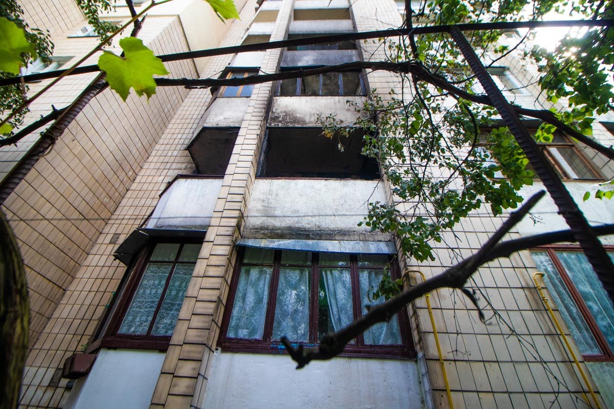 Тлеющую часть сигареты ветер занес на балкон квартиры на втором этаже