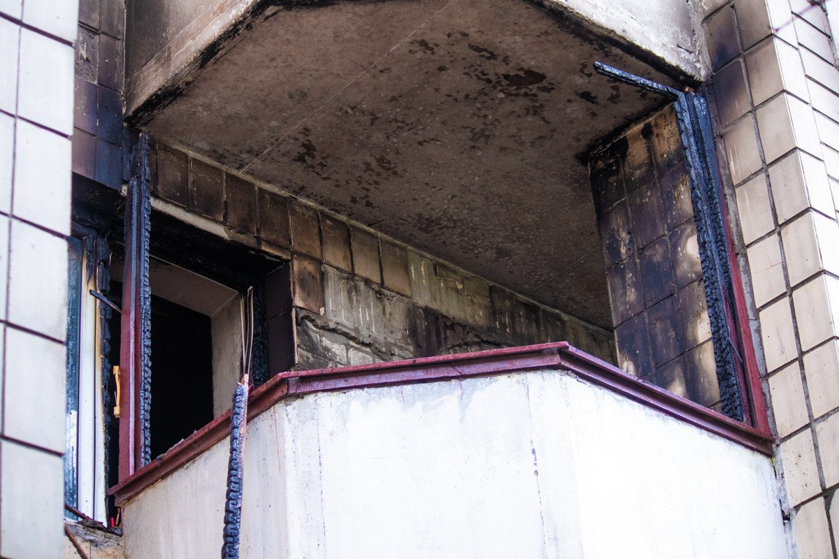 В этот момент на балконе были развешены личные вещи и матрацы