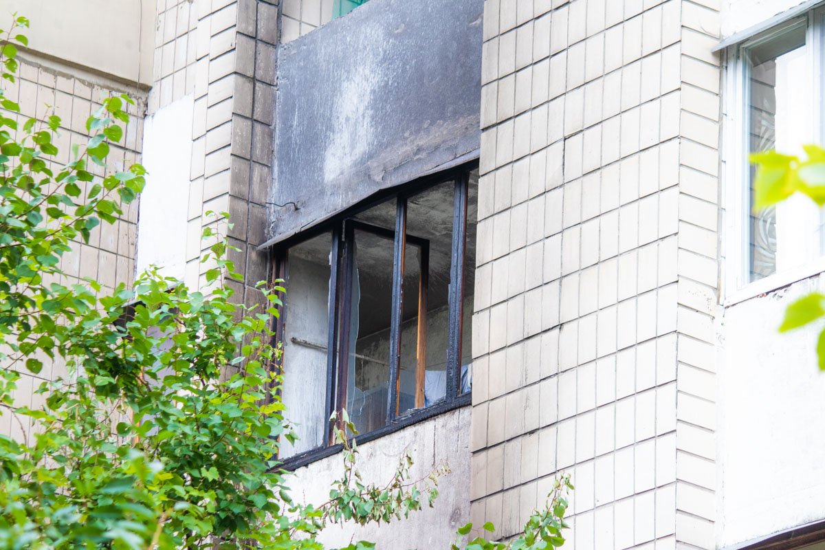 Окурок поджог ткань и начал пожар