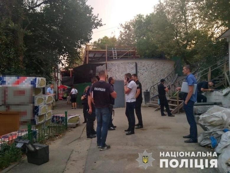 На территории рынка на улице Михаила Бойчука произошел конфликт между двумя мужчинами и охранником