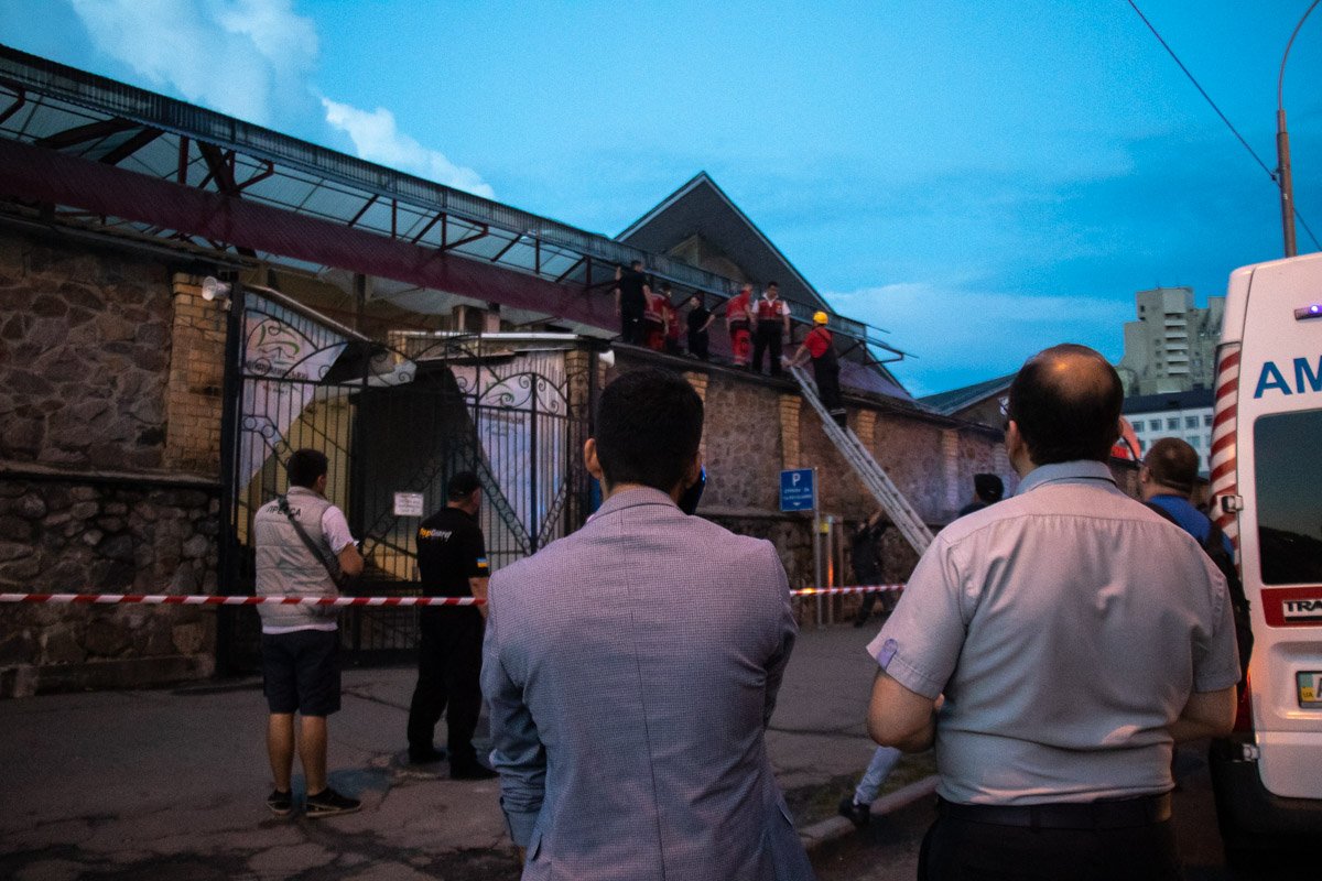 В Голосеевском районе Киева по адресу улица Антоновича, 115 мужчина забрался на крышу Владимирского рынка и угрожал, что прыгнет вниз