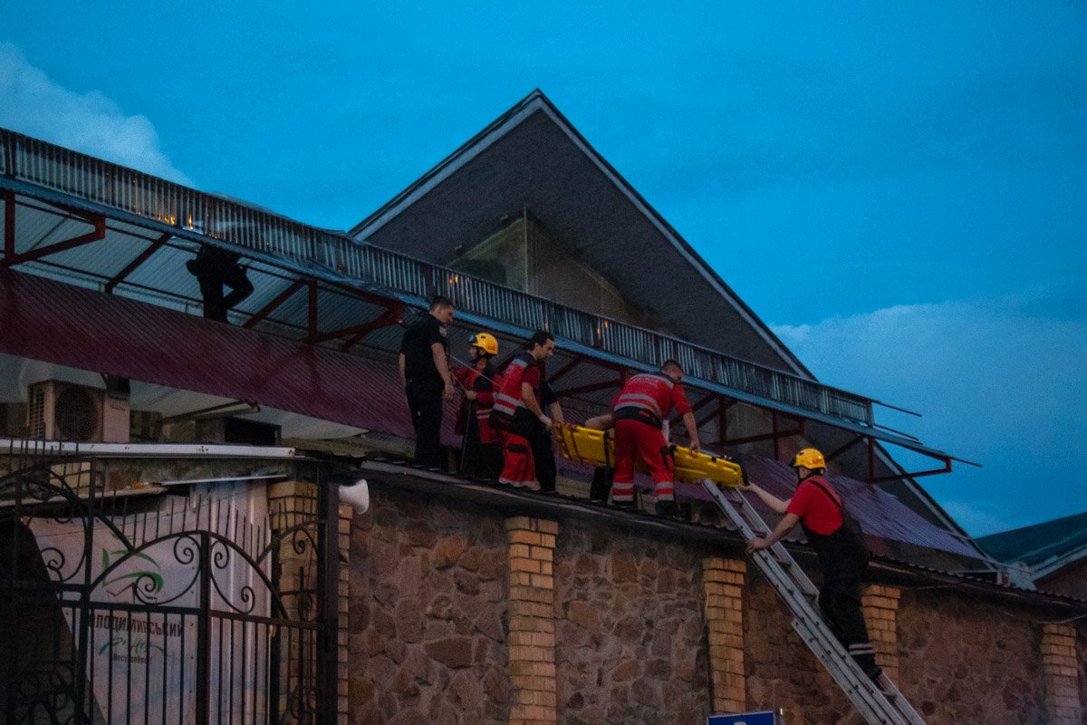 Когда патрульные попытались его снять, то он начал сталкивать копов