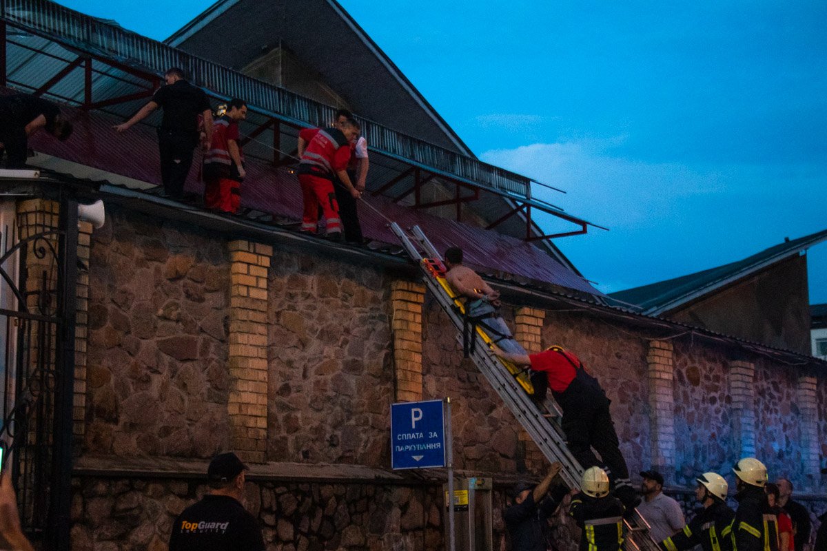 Мужчину в наручниках снимали спасатели