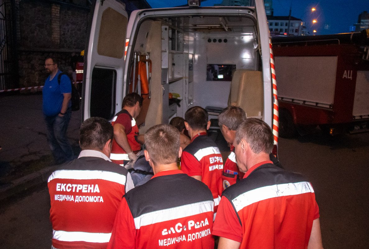 Внизу уже ожидала психиатрическая бригада медиков