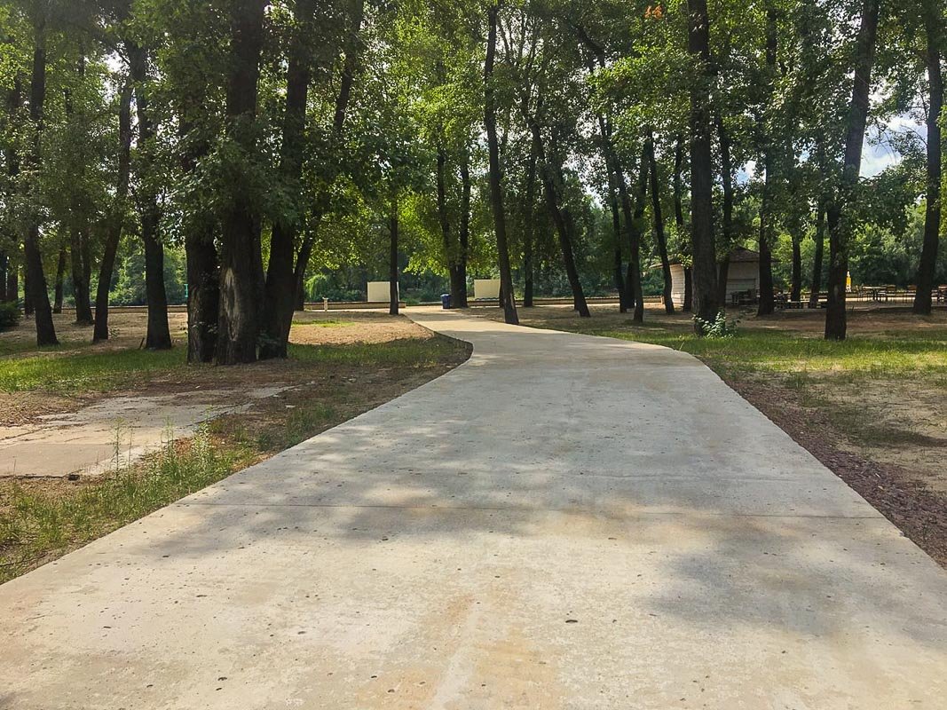 По этой аллее приятно пройтись По этой аллее приятно пройтись