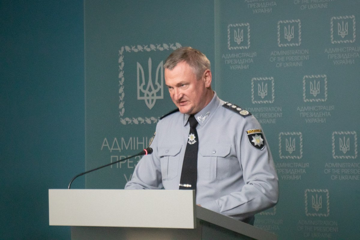 В ходе брифинга Сергей Князев дал Зеленскому ознакомиться с закрытыми материалами дела