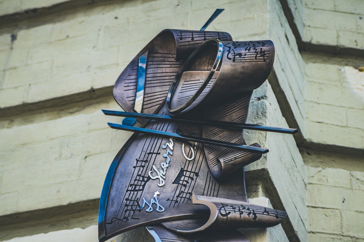 Стравинский - выдающийся композитор и диригент, что и нашло отражение в оформлении памятной доски