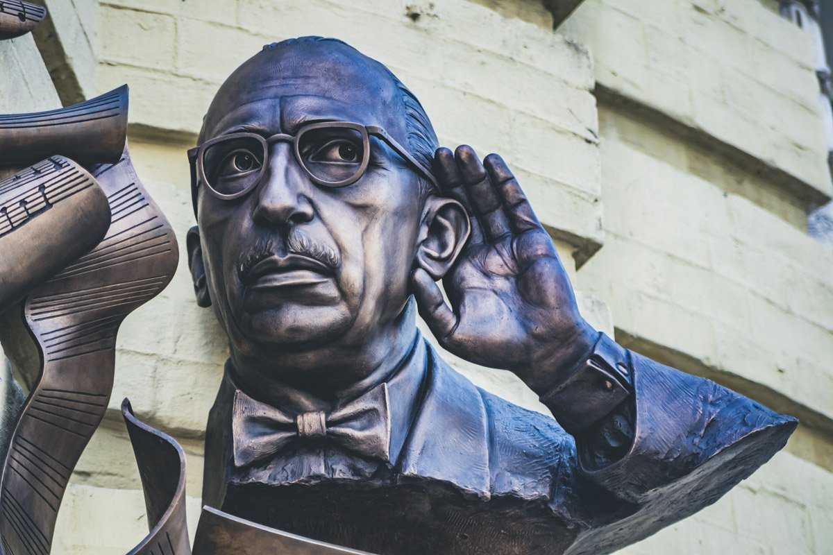 Стравинский словно прислушивается к шуму улицы, стремясь услышать мелодию большого города