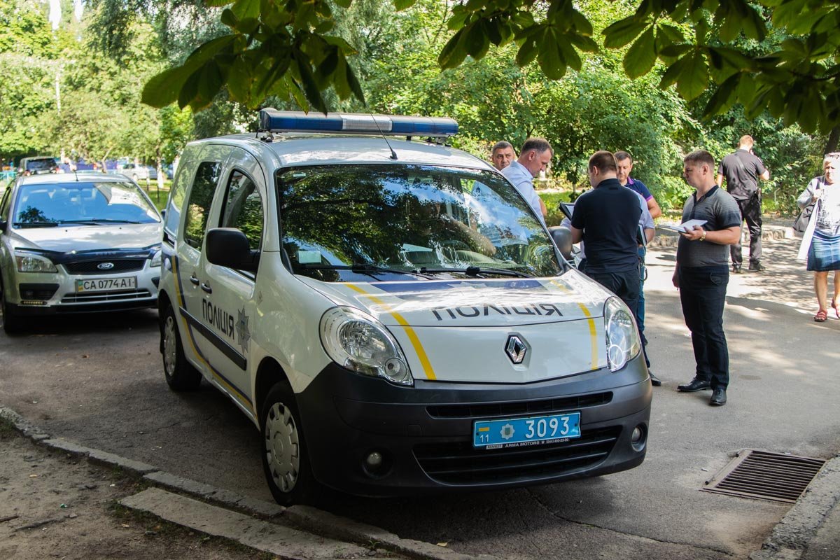 Из окна технического этажа жилого дома по адресу улица Зодчих, 46 выпрыгнул парень