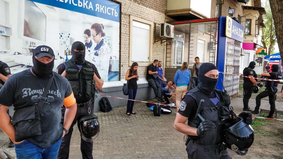 Сотрудников полиции, СБУ, ДБР и прокуратуры задержали полицейского за вымогательство Сотрудников полиции, СБУ, ДБР и прокуратуры задержали полицейского за вымогательство