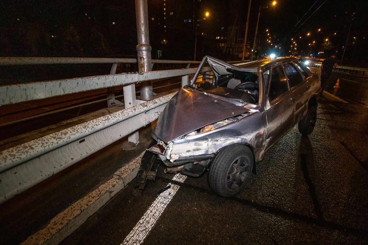 В ночь на 24 июля в Киеве на Голосеевском проспекте, возле станции метро "Демеевская", произошло ДТП
