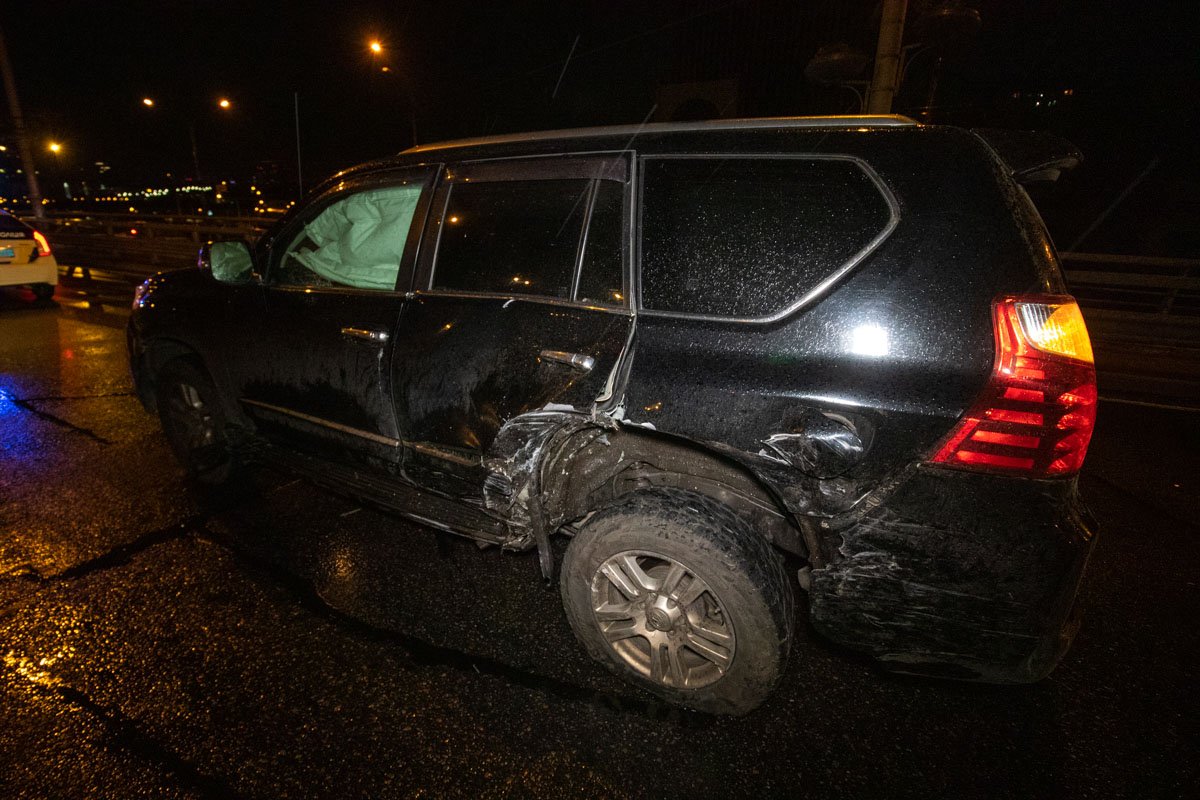 Столкнулись Lexus GX460 и "ВАЗ" 2199