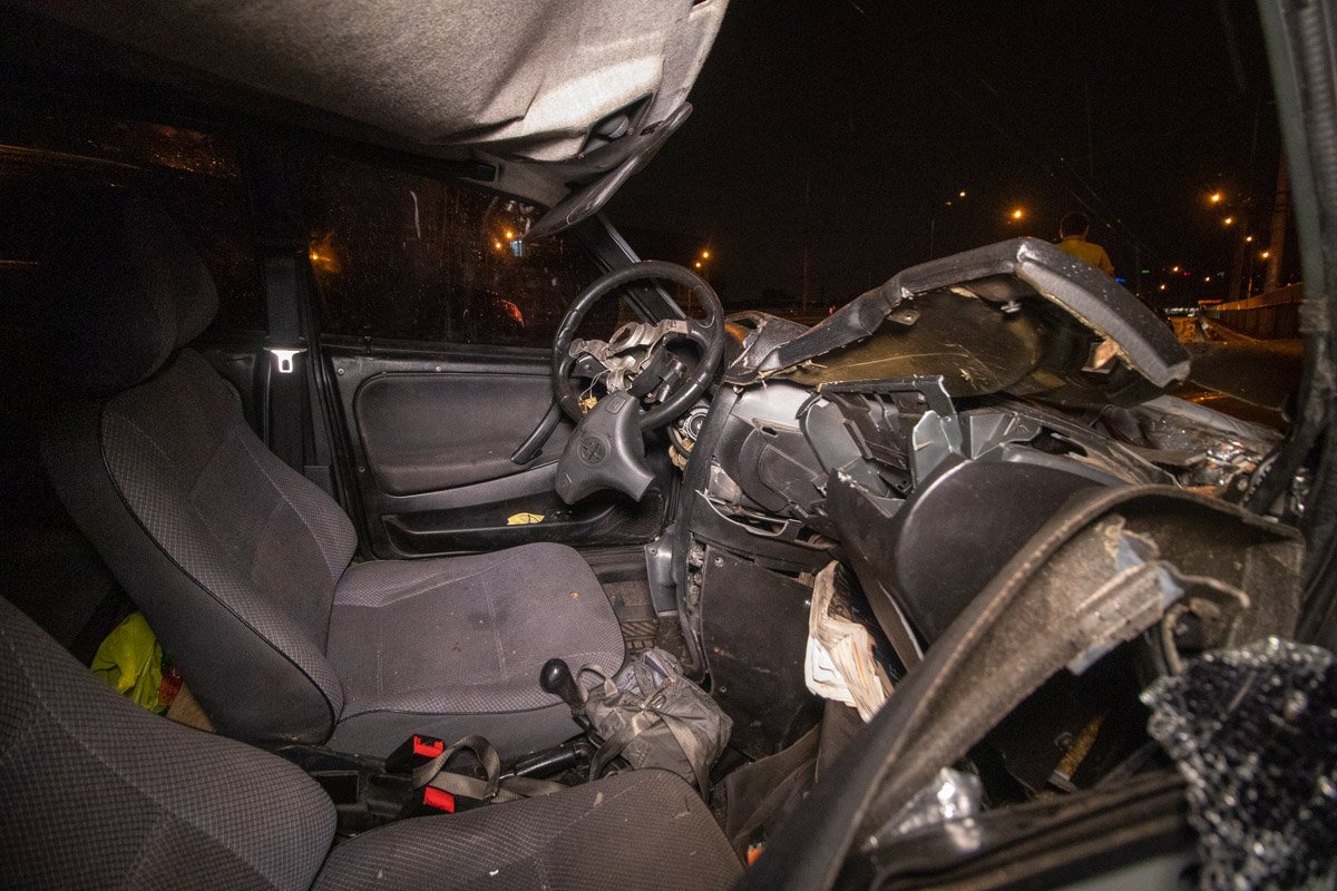 После аварии водитель и пассажир "ВАЗ" сбежали