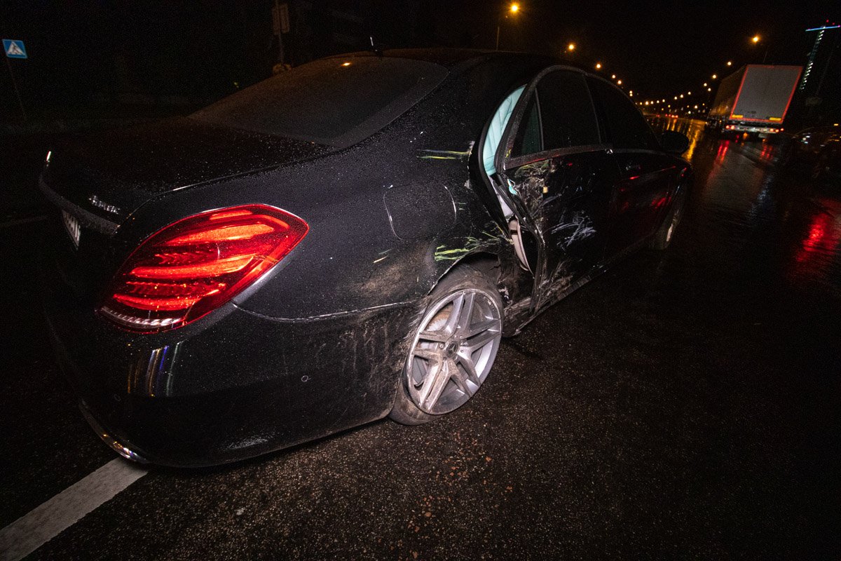 В ночь с 23 на 24 июля в Киеве на проспекте Николая Бажана водитель Mercedes потерял управление В ночь с 23 на 24 июля в Киеве на проспекте Николая Бажана водитель Mercedes потерял управление