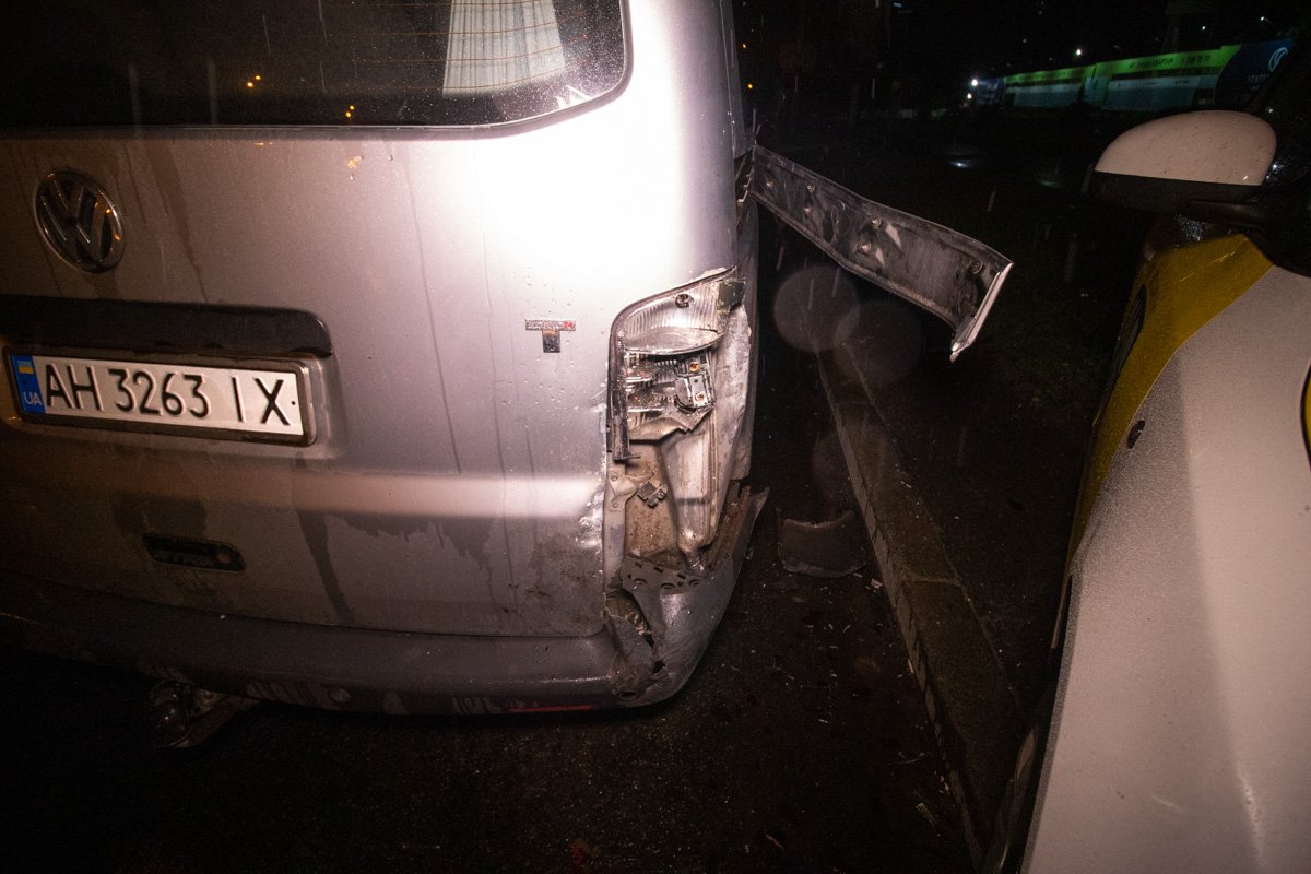 От удара Fabia врезалась в Volkswagen От удара Fabia врезалась в Volkswagen