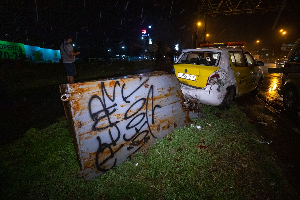 После удара Skoda вылетела на газон и снесла электрощитовую После удара Skoda вылетела на газон и снесла электрощитовую