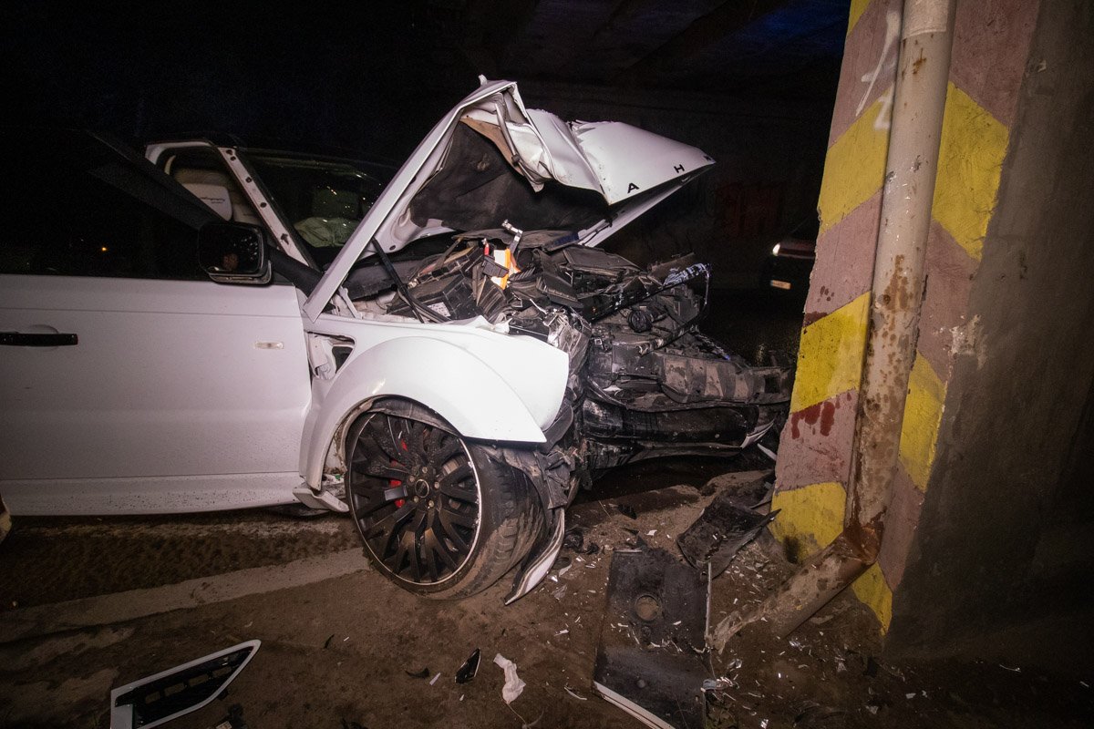 Ранним утром 24 июля в Киеве по адресу проспект Отрадный, 52 произошло ДТП с участием автомобиля Range Rover Sport Ранним утром 24 июля в Киеве по адресу проспект Отрадный, 52 произошло ДТП с участием автомобиля Range Rover Sport