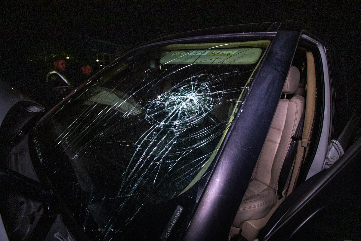 Медики осмотрели водителя, к счастью, он не пострадал Медики осмотрели водителя, к счастью, он не пострадал