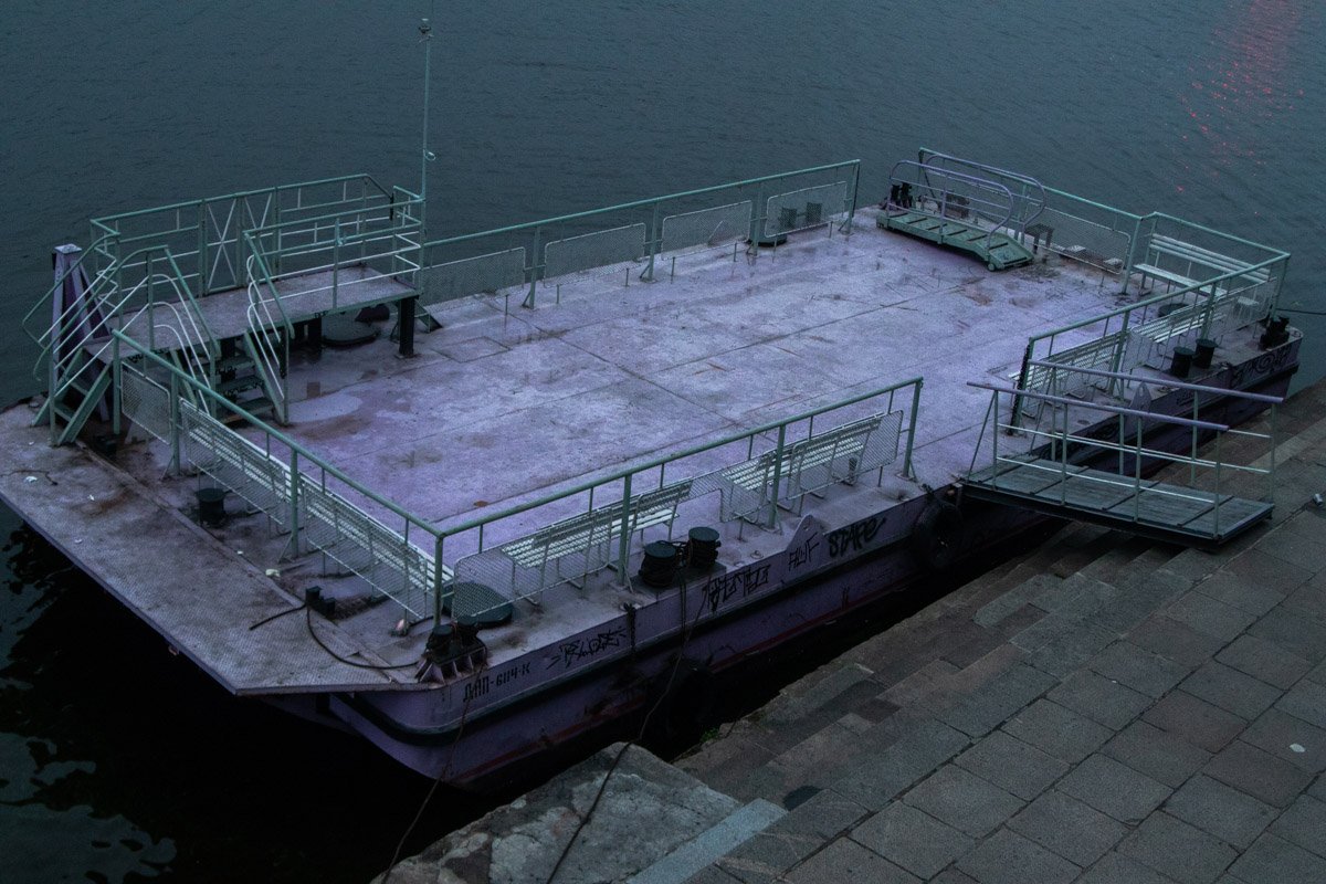 Пострадавшего мужчину достали на причал, который находится недалеко от Почтовой площади