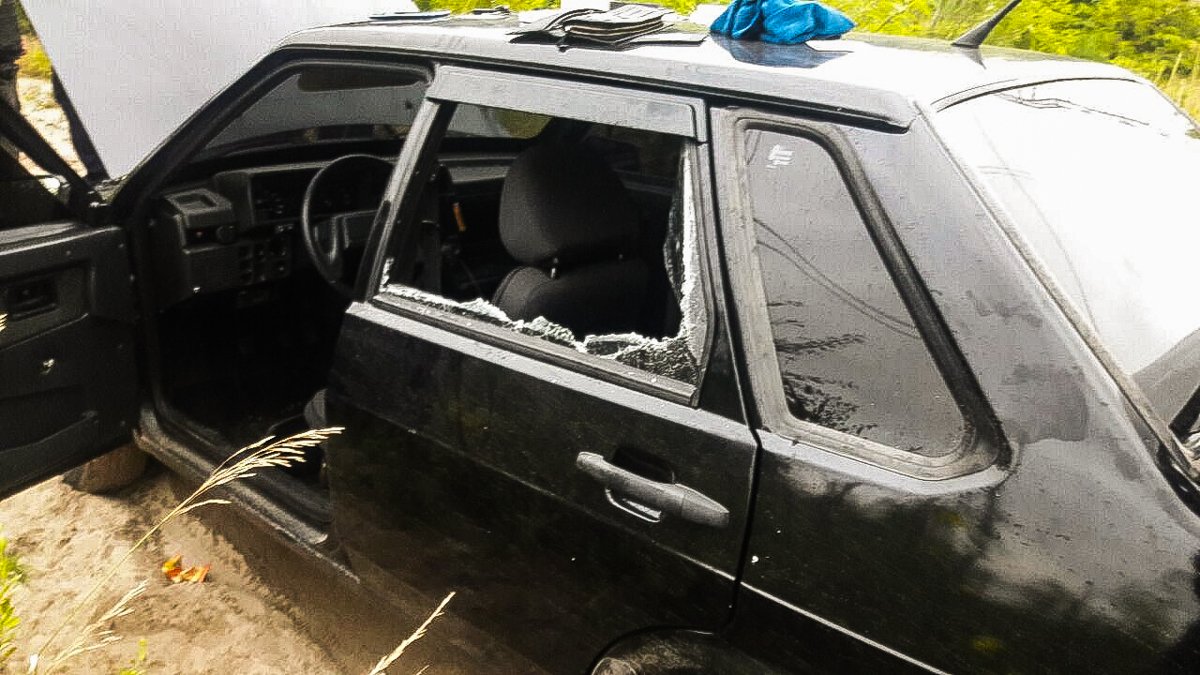 Под Киевом на Житомирской трассе патрульные с погоней остановили автомобиль ВАЗ-2199