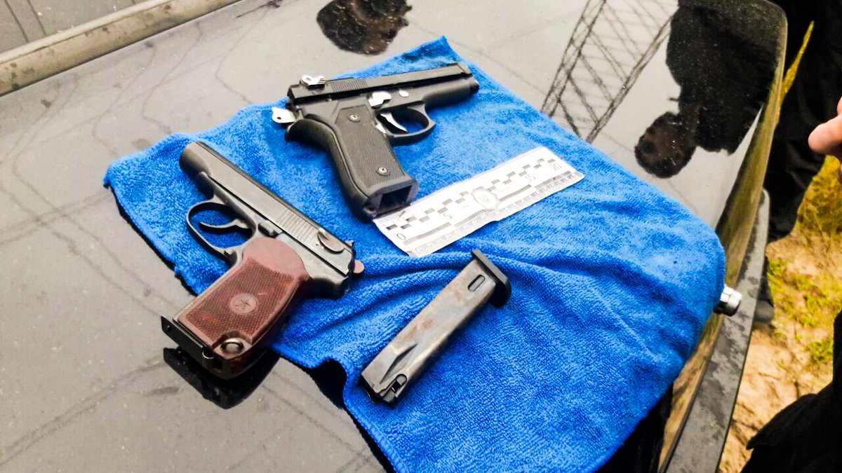 При осмотре машины копы нашли два пистолета - ПМ и Beretta
